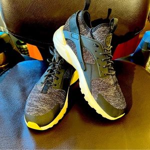 Nike Men’s Huarache Blk 9.5M